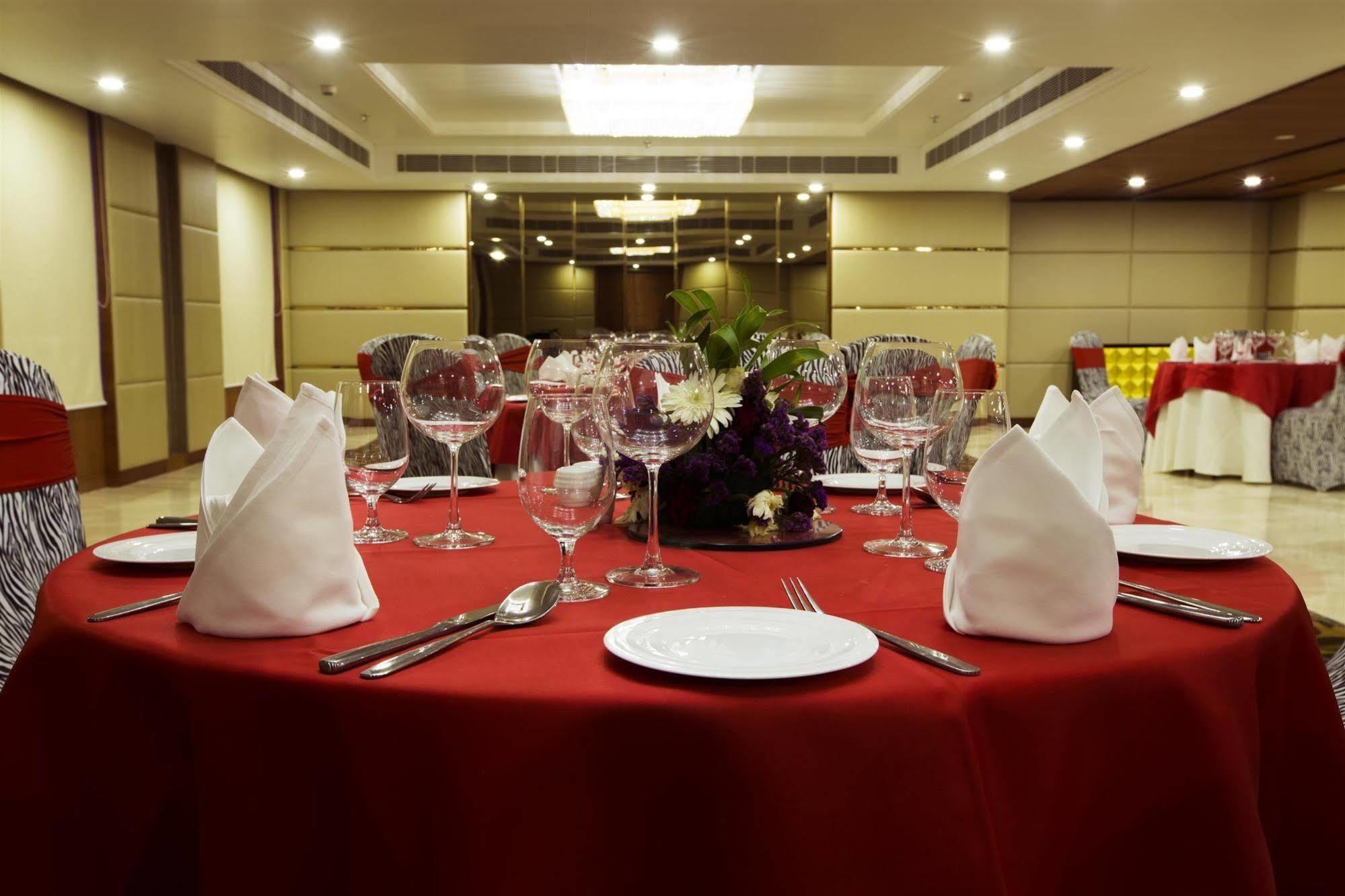 Ramada By Wyndham Ghaziabad Vasundhara Hotel Eksteriør billede